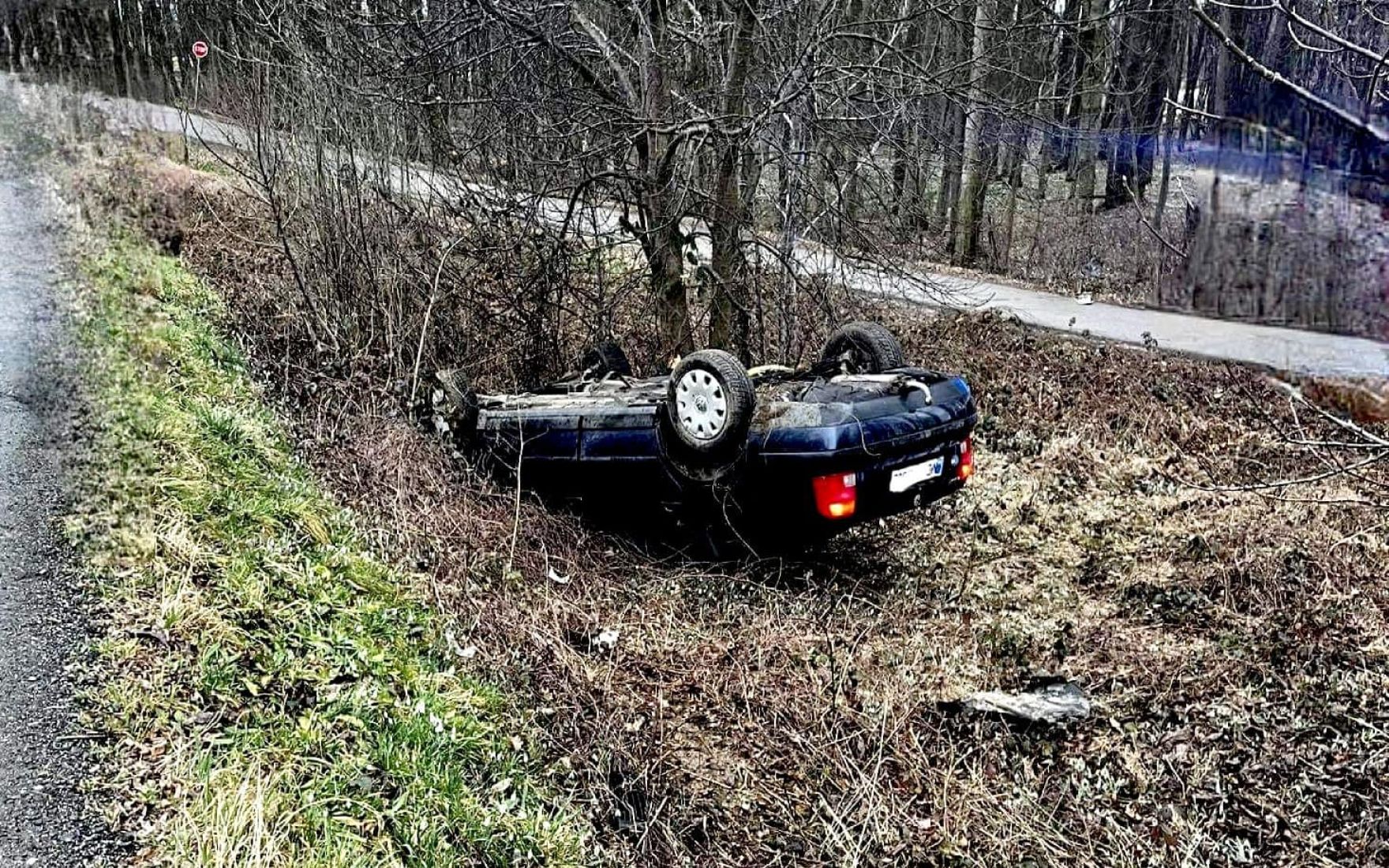 Vozilo zapeljalo s cestišča in se prevrnilo na streho ena oseba