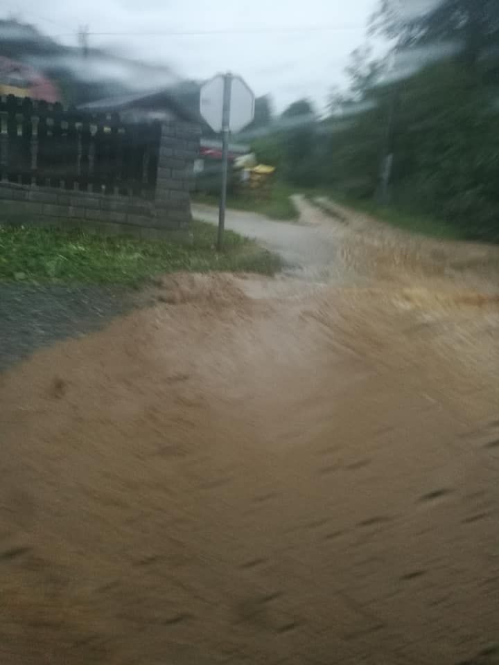 Gasilci Na Terenu V Pomurju Poplavljene Ceste In Kleti Ter Podrta