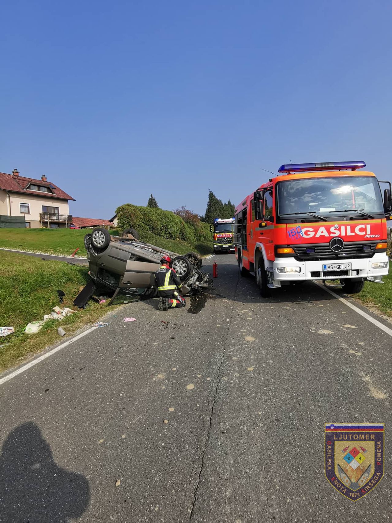 Foto Vozilo Zapeljalo S Cesti A V Betonski Prepust In Kon Alo Na