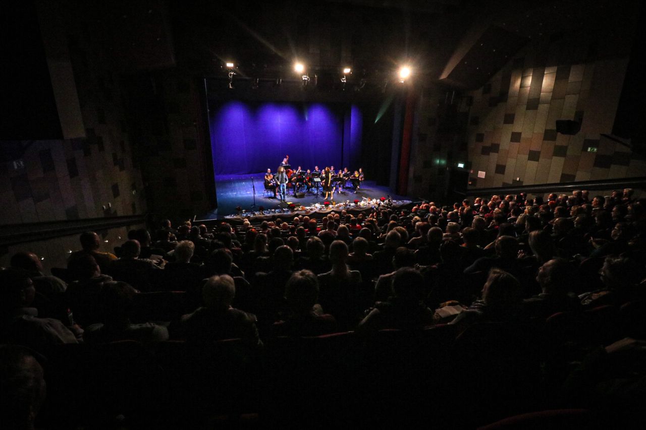 Foto Adi Smolar In Pomurski Tambura Ki Orkester Poskrbeli Za Prijeten