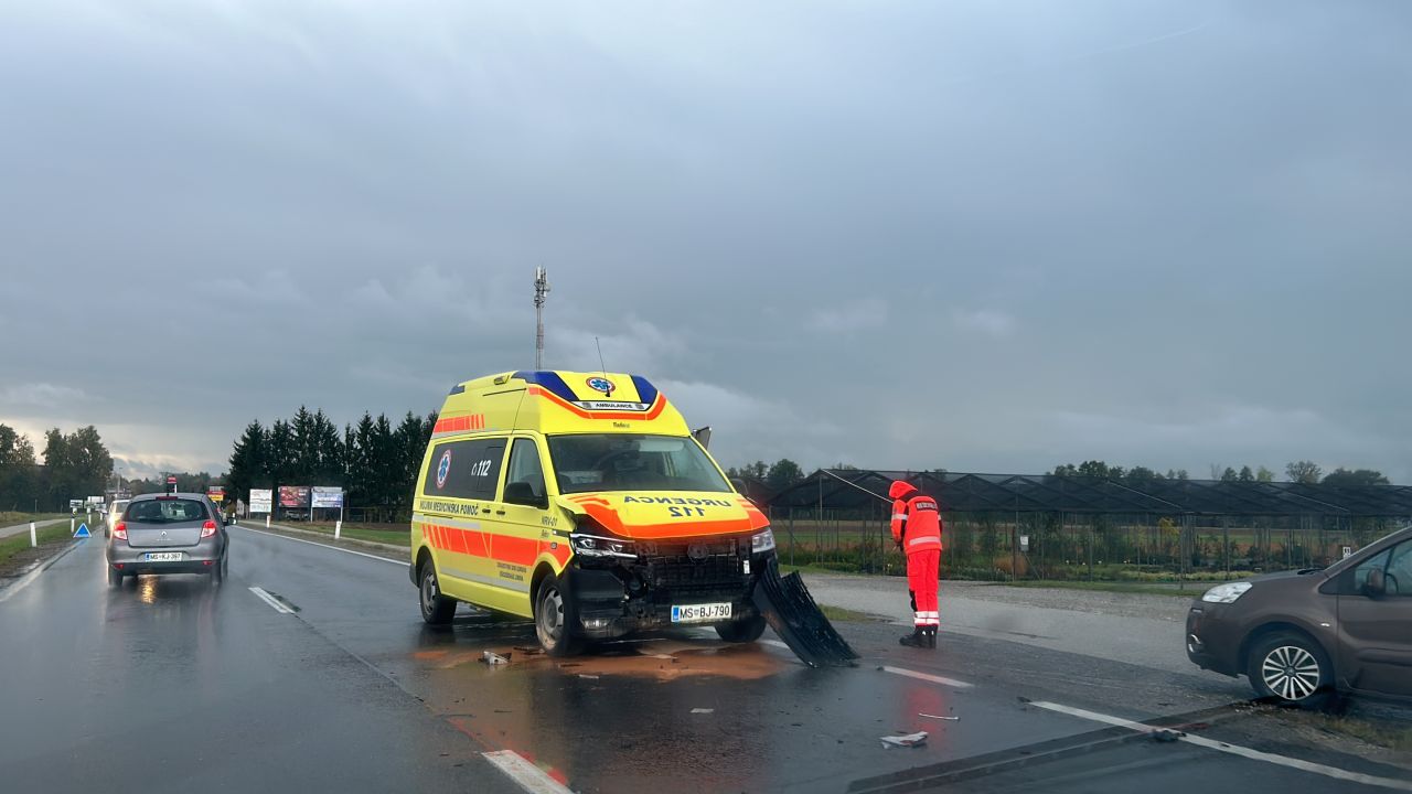 FOTO in VIDEO Prometna nesreča v Beltincih Reševalno vozilo med nujno