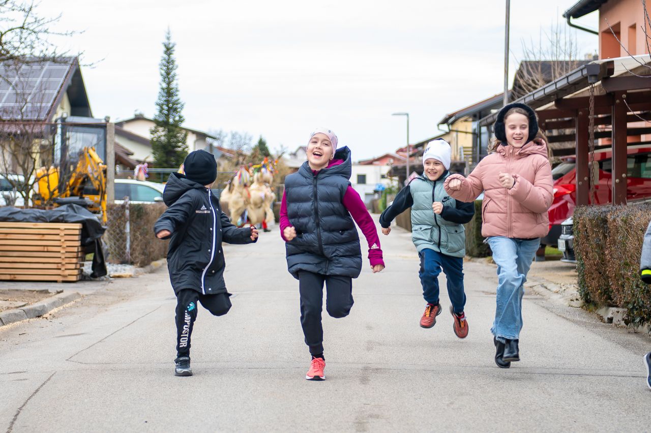 Foto In Video Kurenti Preplavili Mursko Soboto In Z Glasnim Zvonenjem