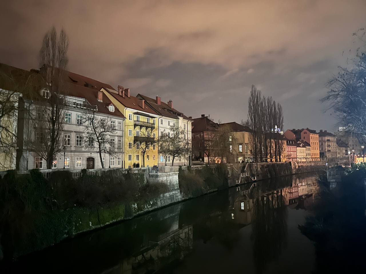 Foto In Video Center Prestolnice Sino I Zna El V Popolni Temi