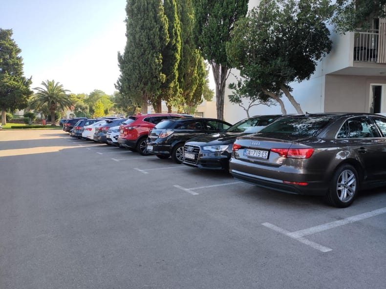 Večina gostov, vsaj po registracijskih tablicah sodeč, prihaja iz Hrvaške, Slovenije in Nemčije, najde pa se tudi kakšen Poljak.