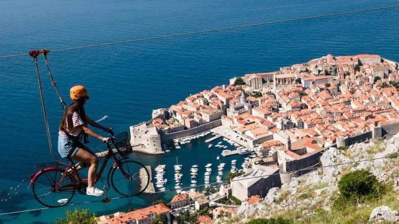 VIDEO: Bi si upali? Nad Dubrovnikom lahko kolesarite po jekleni vrvi
