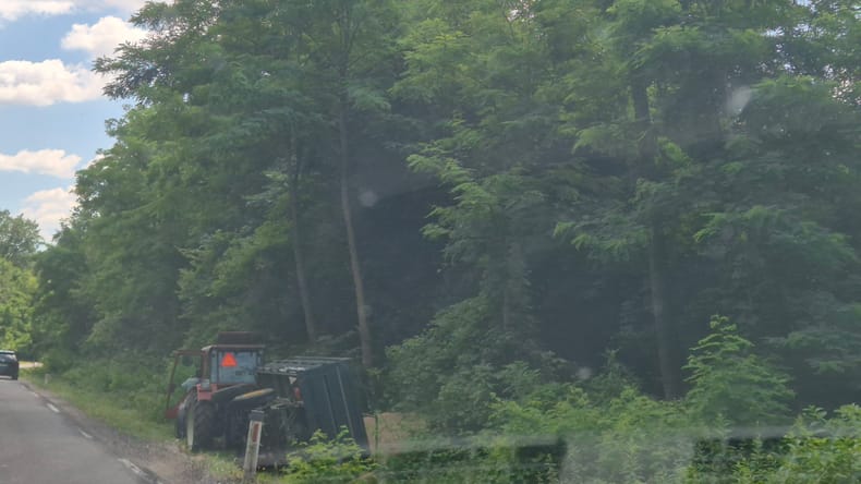 FOTO: Nesreča na cesti proti Markišavcem, traktor končal v jarek