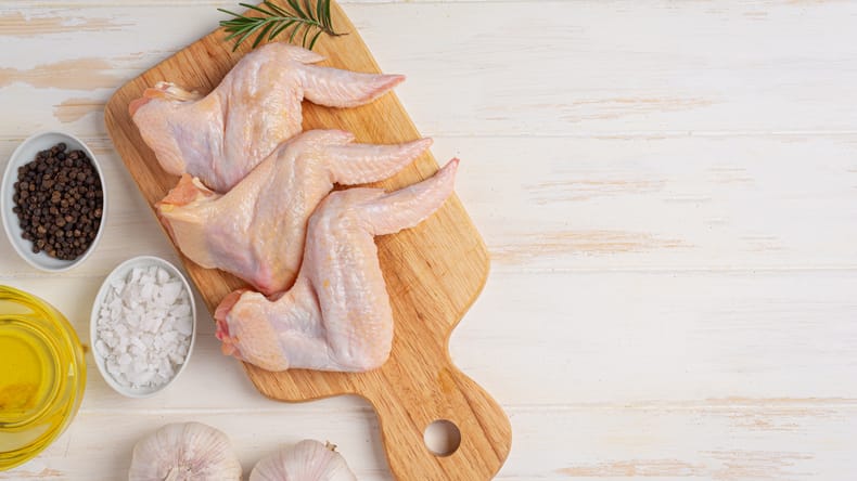 Ste kupili ta piščančja krila? V njih odkrili salmonelo