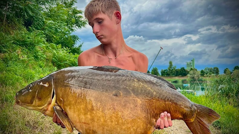 14-letnik na Soboškem jezeru ujel 24-kilogramskega krapa