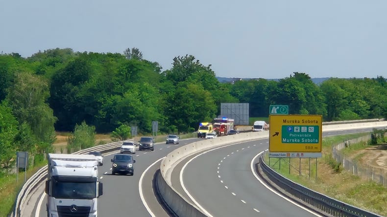 Voznica v bližini Murske Sobote trčila v betonsko ograjo in se poškodovala