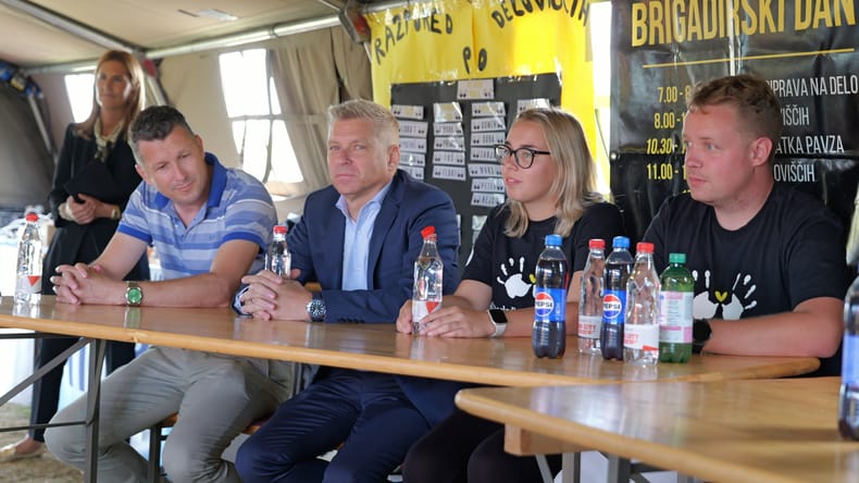 FOTO in VIDEO: Minister Hajdinjak obiskal brigadirje na Kobilju: »Pomagati nekomu je nekaj najlepšega«
