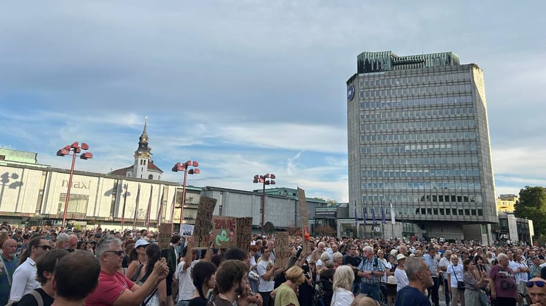 FOTO in VIDEO: Pred parlamentom protest proti novi vladi: »Bo Boris Mijič odstopil?«