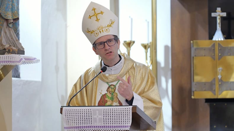 Škof Kozinc napovedal poletne premestitve duhovnikov v soboški škofiji