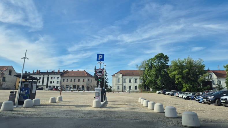 Znano je, koliko vozil dnevno uporablja plačljivo parkirišče v Murski Soboti