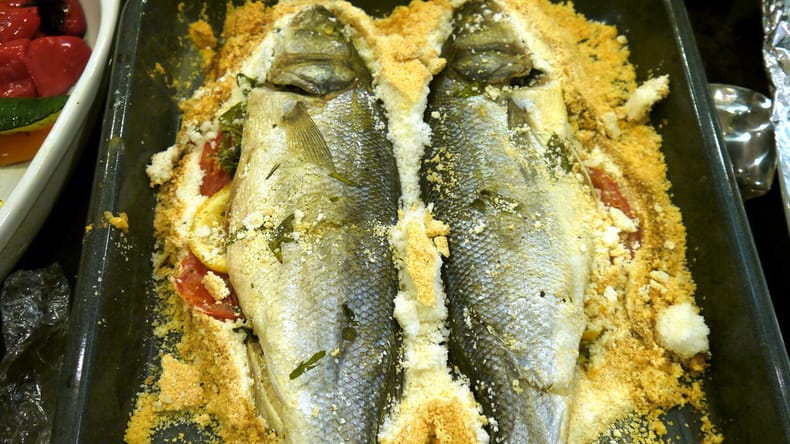 Brancin v soli, to je trik za popolno peko v domači pečici