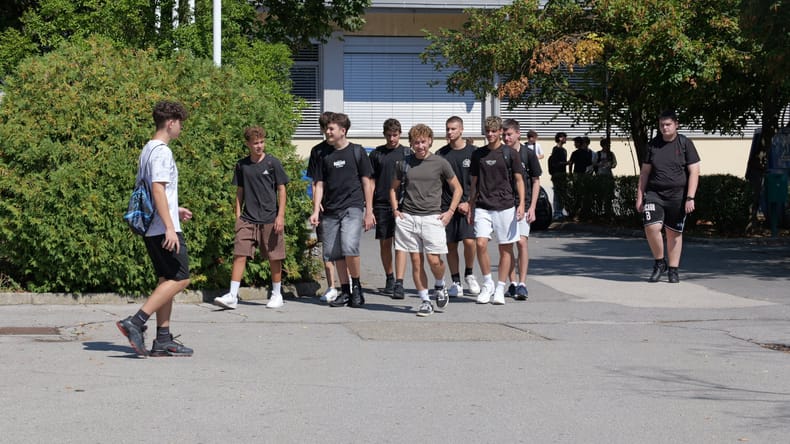 FOTO in VIDEO: Prvi šolski dan tudi za dijake, pred murskosoboškimi srednjimi šolami znova živahno