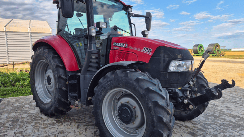 Poškodovali ograjo in ukradli traktor, policija prosi za pomoč