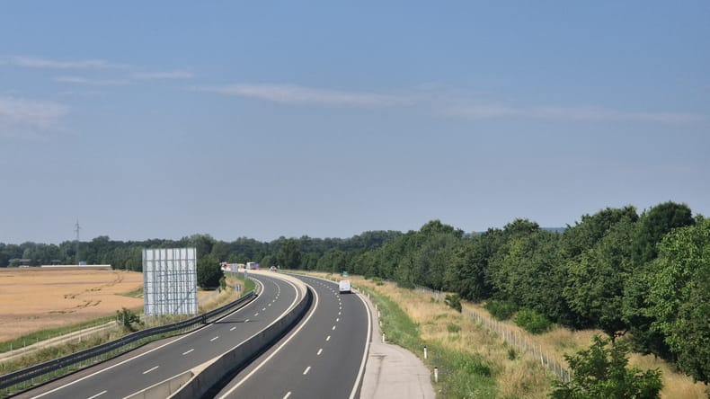 Ponoči nesreča na pomurski avtocesti, trčila avtomobila