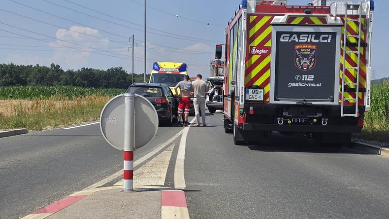 Voznik hudo poškodovan, pridržali tudi vinjenega kršitelja