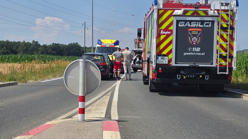 Nesreča na puconski ravnici: Trčil v delovno vozilo in utrpel hude poškodbe