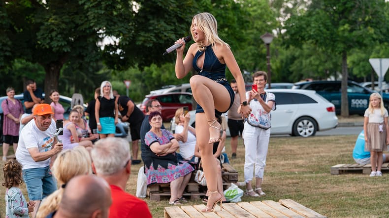 FOTO in VIDEO: Burjana z bendom poskrbela za poletni večer v Moravskih Toplicah