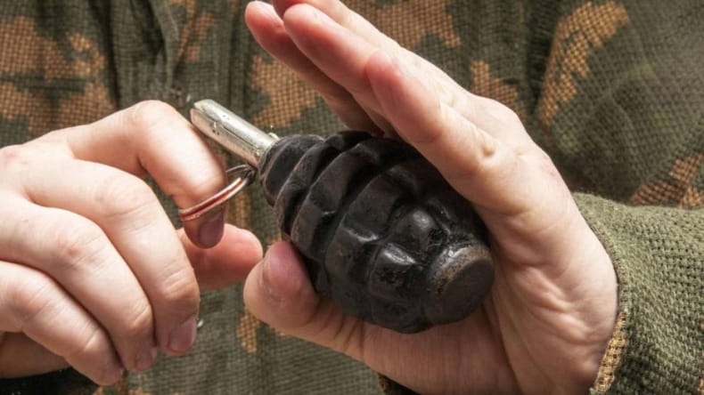 Izvlekel varovalko in grozil z eksplozijo: Policija obkolila osnovno šolo