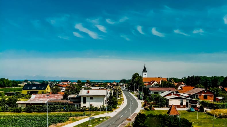 Občina opozarja obiskovalce, naj ne hodijo po igriščih