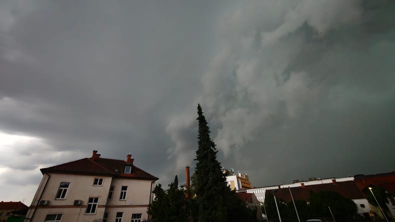 Napovedi vremenoslovcev so se uresničile: Slovenijo zajel nevihtni sistem, izdano vijolično opozorilo