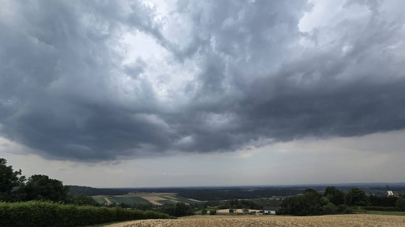 Močne nevihte dosegle državo in se še krepijo, tudi Pomurju grozijo veter, toča in strele