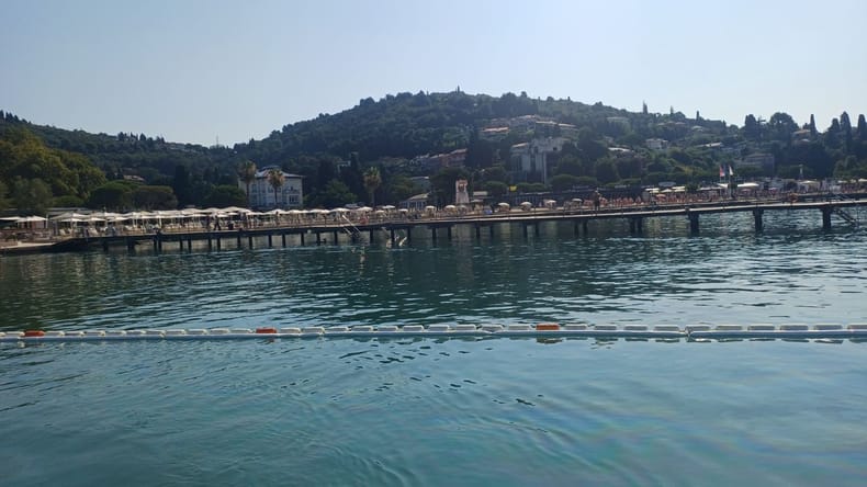 Alarm na slovenski obali: V morje izteklo gorivo, kopanje v Portorožu prepovedano