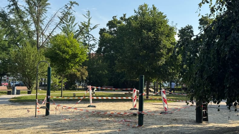 FOTO: V mestnem parku začeli odstranjevati igrala, kaj bo nastalo na njihovem mestu?