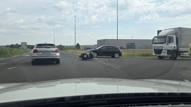 Počilo v križišču pri trgovini Obi, v nesreči udeležen motorist