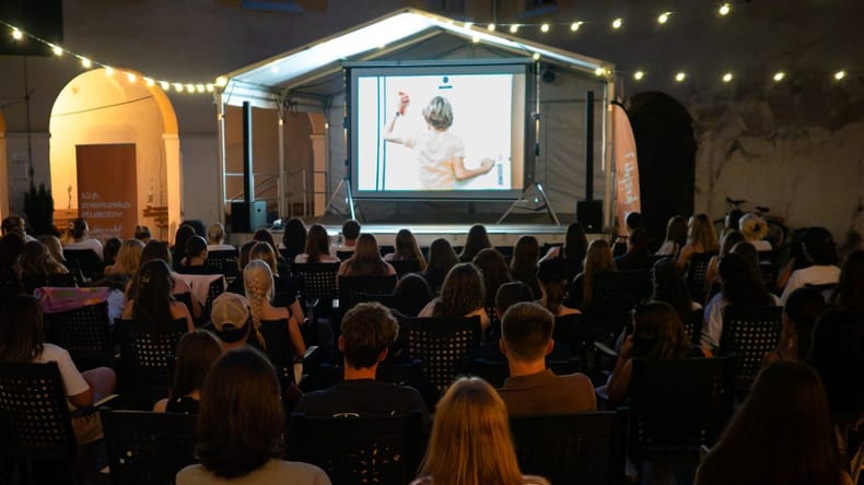 FOTO: Grajsko dvorišče se je spremenilo v poletni kino, na sporedu slovenska klasika