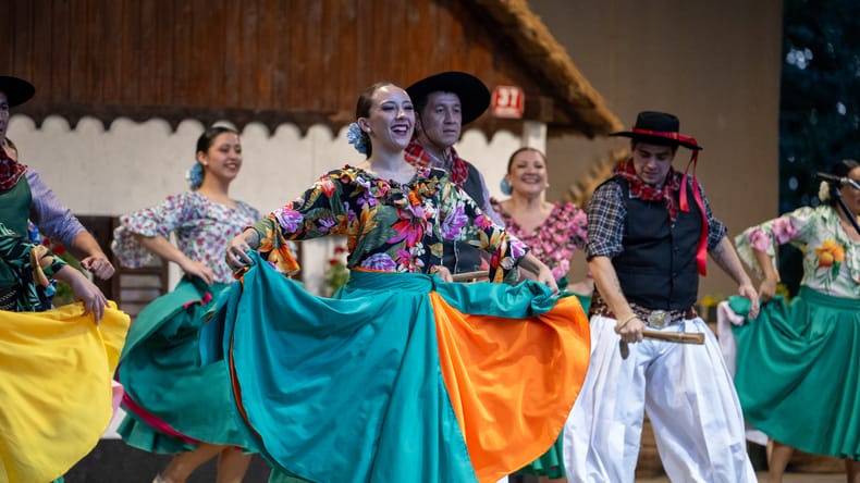 FOTO in VIDEO: Večer tuje folklore v Beltincih navdušil z ritmi Argentine, Italije in Slovaške