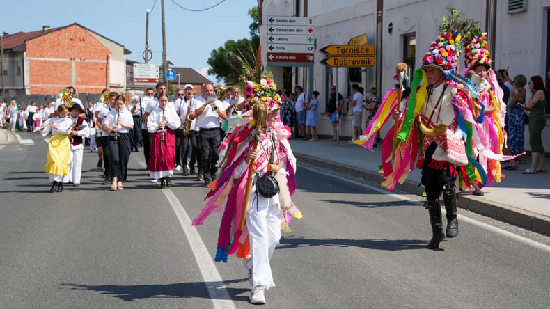 FOTO in VIDEO: Povorka in praznik slovenske folklore sklenila festival v Beltincih