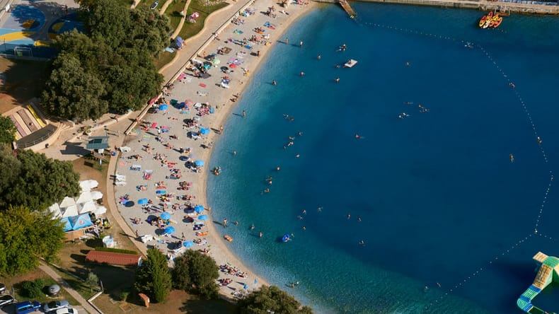 Krvava noč v Medulinu, štirje moški napadli Slovenca