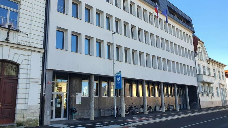 Štajerec naj bi po Sloveniji ogoljufal najmanj 30 ljudi: na sodišče ga je pripeljala grožnja s prisilno privedbonaslov