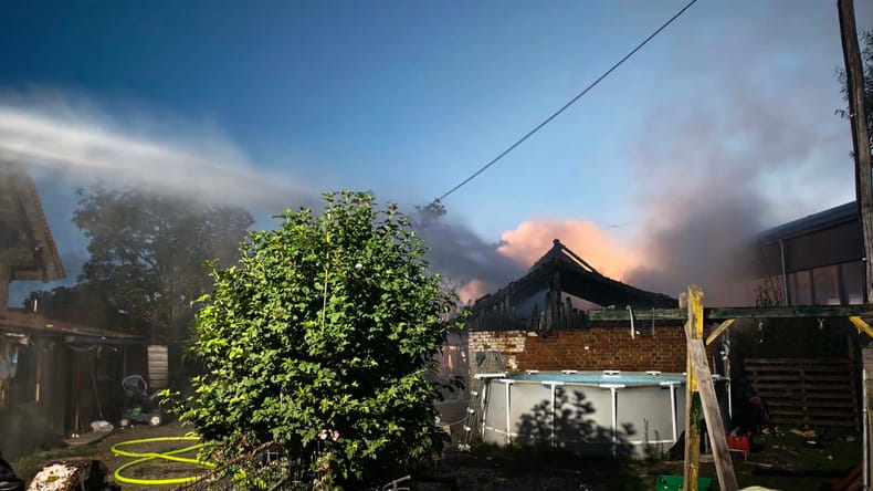 FOTO: V Pomurju v celoti pogorel hlev, gasilci uspeli rešiti kužka