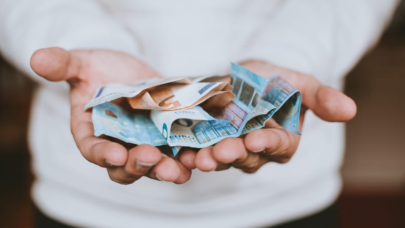 Danes bo več kot 100.000 Slovencev ostalo brez povprečno 570 evrov
