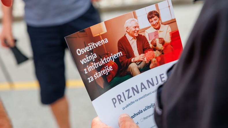 Osvežitvene vožnje za starejše voznike 2026: Naj varnost ne bo omejena s številko
