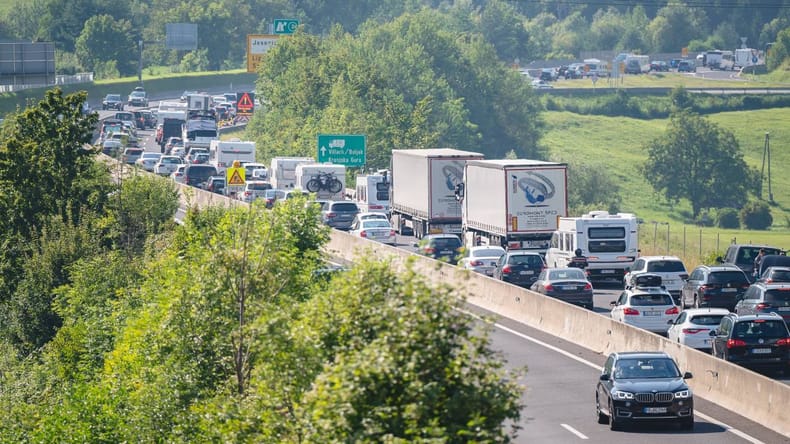 Pred nami eden najhujših vikendov na cestah, pritiskala bo še peklenska vročina