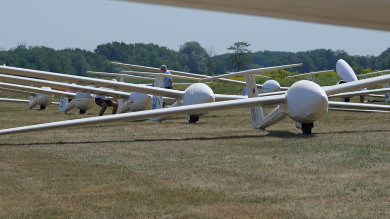 FOTO in VIDEO: Nad Pomurjem znova živahno, jadralni piloti se borijo za državne naslove