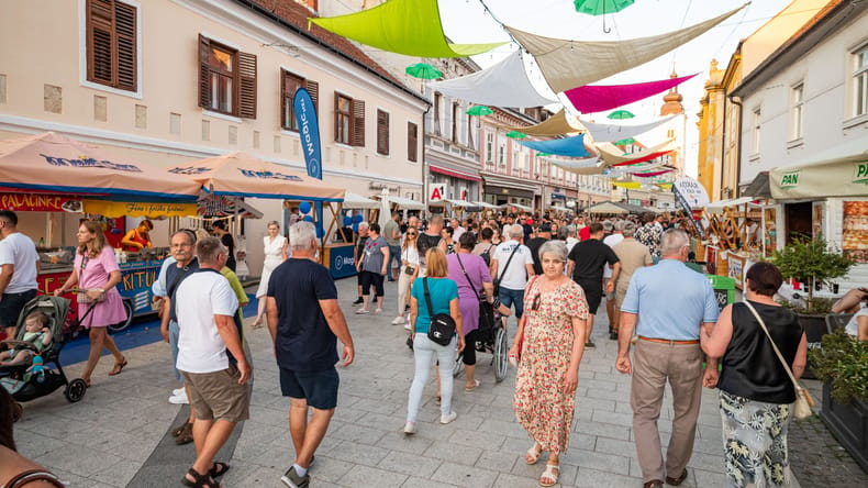 FOTO in VIDEO: Čakovec v znamenju Porcijunkulovega, mestne ulice preplavili glasba sejem in obiskovalci