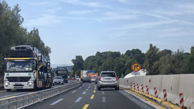 Vozniki, pozor! Avtocesta je zaprta v obe smeri