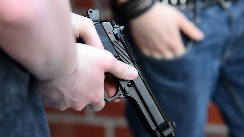 Streljanje le nekaj kilometrov od slovenske meje: Dve osebi huje poškodovani, napadalec na begu