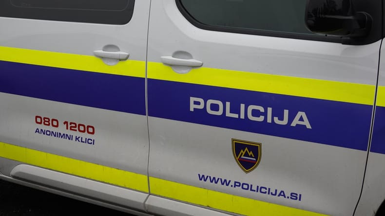Žena zbežala na policijo, mož naj bi ji grozil, da jo bo zaklal