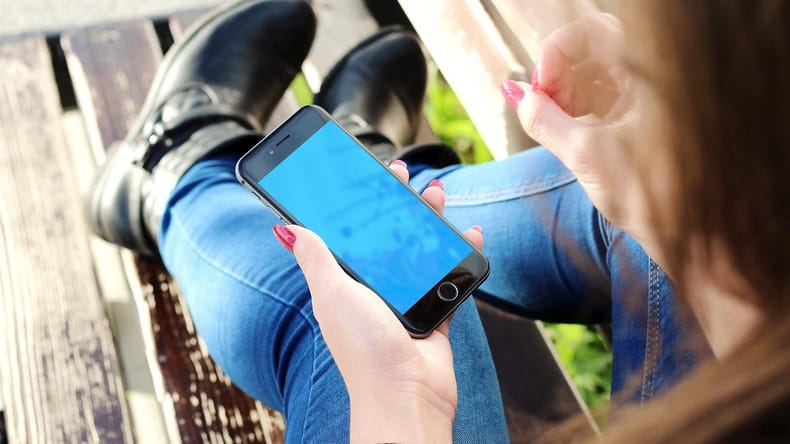 Razlika je očitna: Telefoni so vse lažje popravljivi, sesalniki zaostajajo