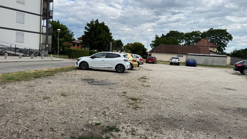 Stanovalce moti voda na makadamskem parkirišču, občina pojasnila, kaj sledi