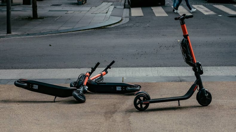 S skirojem prehitro po pločniku, vožnja se je končala s poškodbami