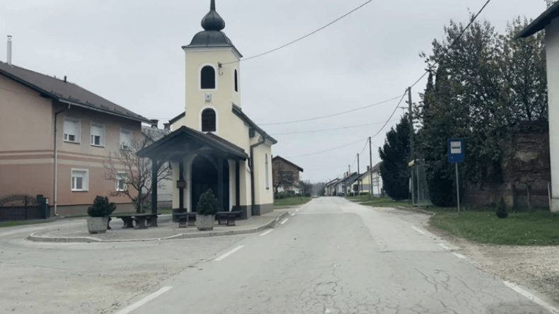 Ena redkih cest v občini brez površin za pešce in kolesarje bo dobila prvi urejeni odsek