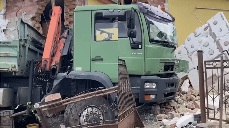 VIDEO: Po silovitem trčenju tovornjak pristal v stanovanjski hiši